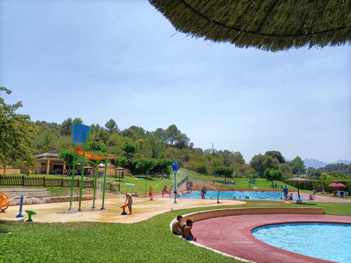 Piscina municipal El Pont de Vilomara cesped