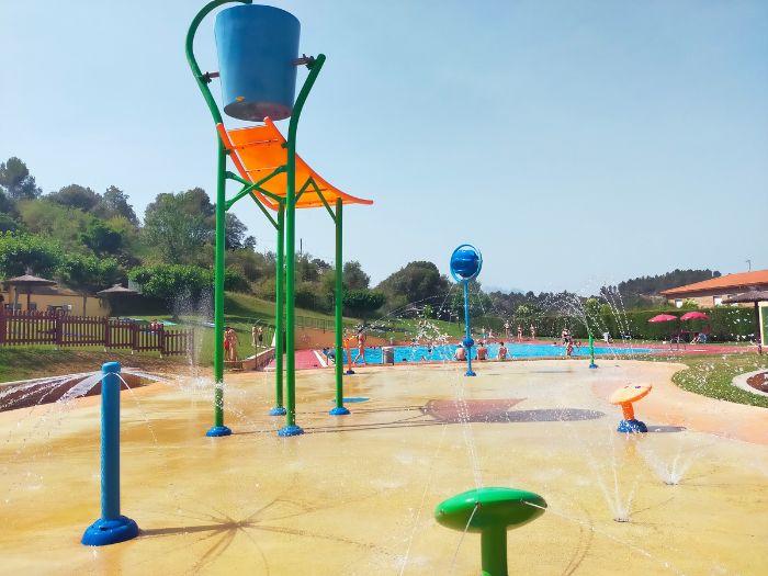 Piscina municipal El Pont de Vilomara juegos
